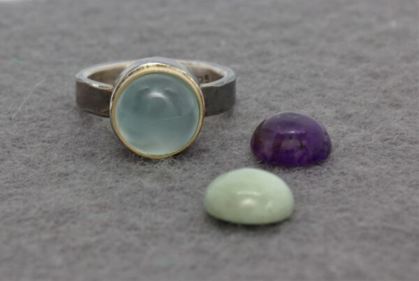geoxideerd zilveren ring met opaliet, chalcedoon, amethist of aventurijn in goud gezet