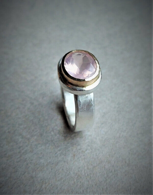 zilveren ring met facet geslepen rozenkwarts in gouden zetting