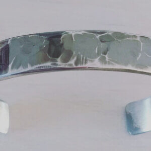 robuuste armband van geoxideerd gehamerd zilver