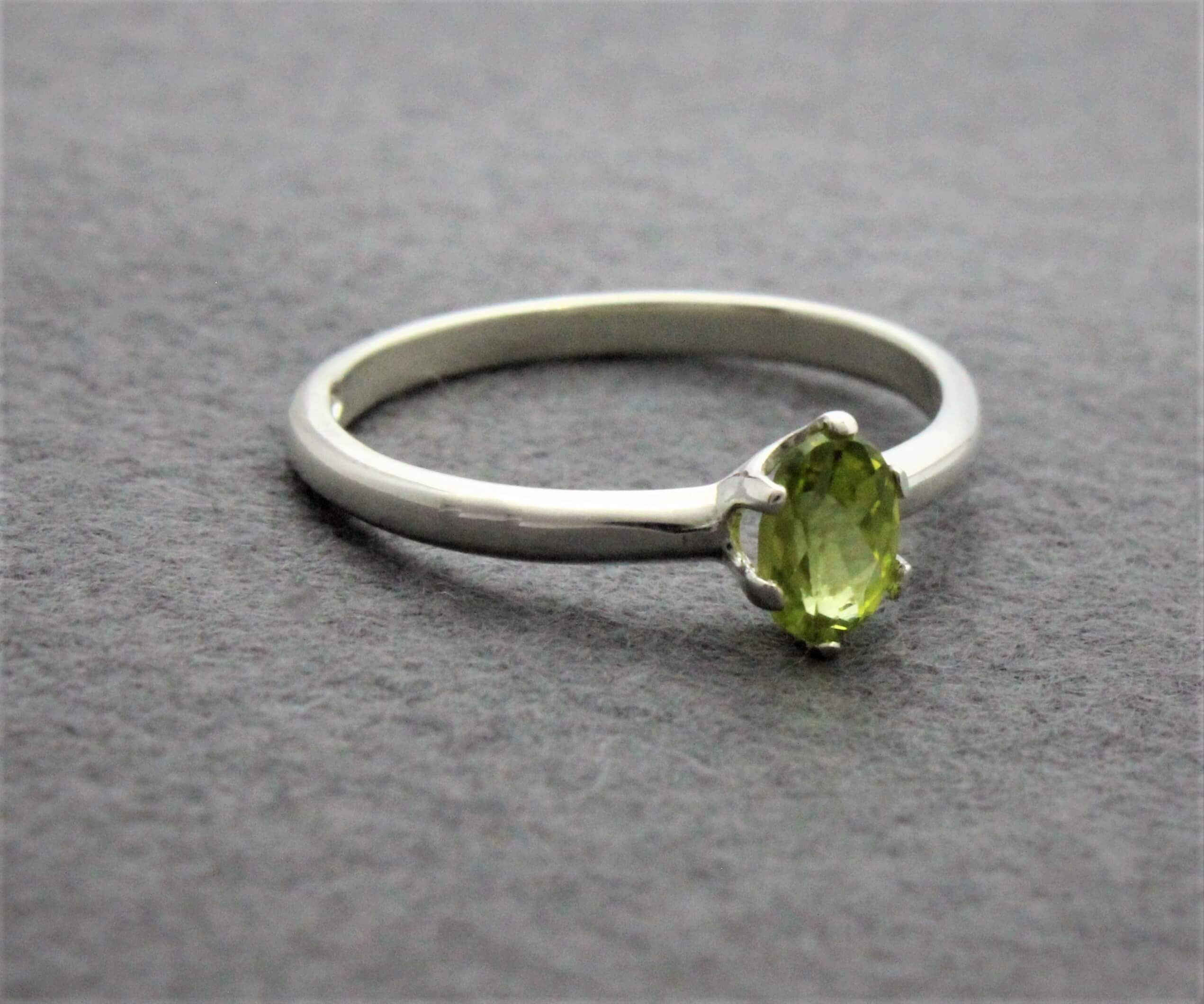 zilveren ring met peridot