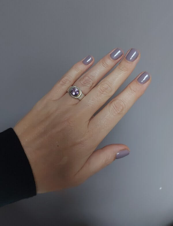 foto met zilveren en gouden ring met amethist op de hand (1)
