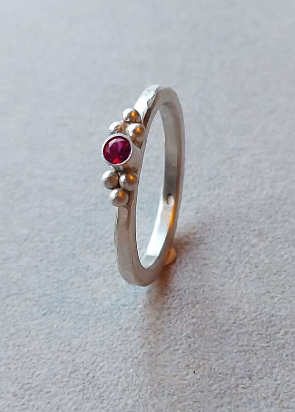 ring zilver met hot pink synthetische robijn