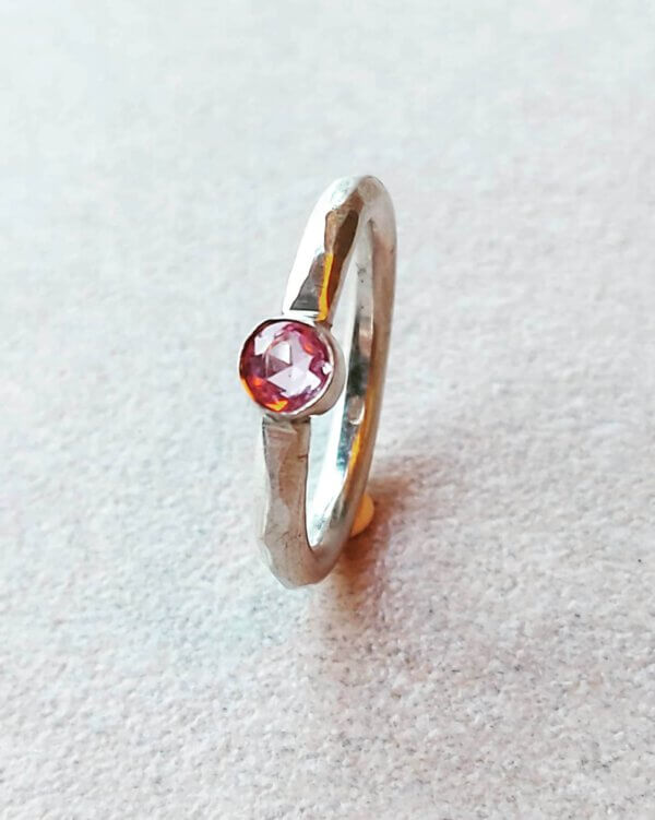 ring zilver met roze korund