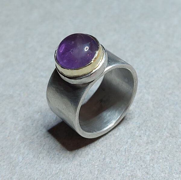 zilveren ring met amethist in gouden zetting