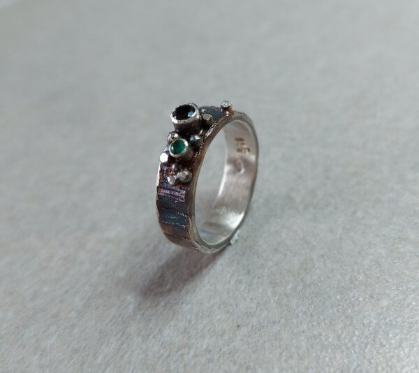 zilver gehamerd met granaat en smaragd 2
