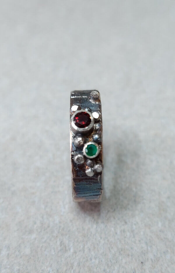 zilver gehamerd met granaat en smaragd 3