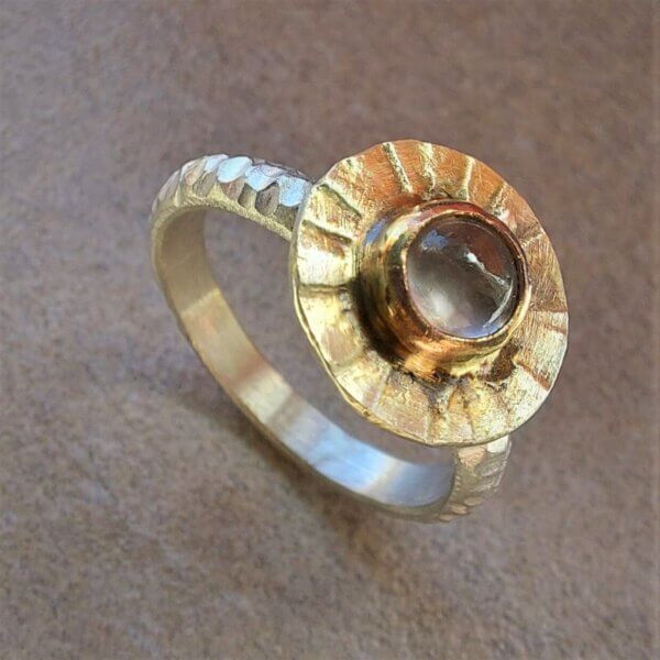 zilveren ring met rozenkwarts in rosegouden zetting zon