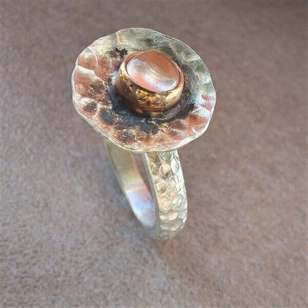 zilveren ringe met rozenkwarts in rosegouden zetting gehamerd