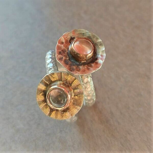 zilveren ringen met rozenkwarts in rosegouden zetting samen