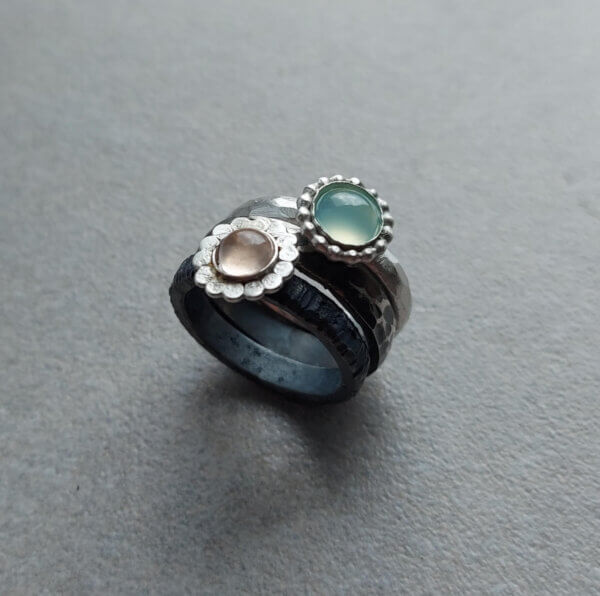 bloemen ringen zilver chalcedoon en rozenkwarts