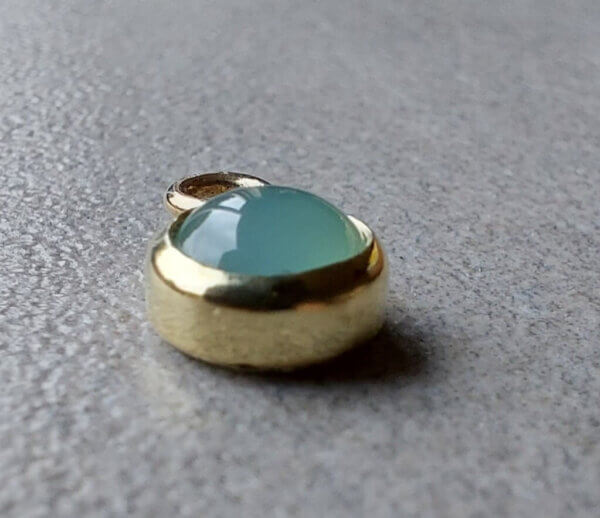 mini hanger chalcedoon goud zijaanzicht