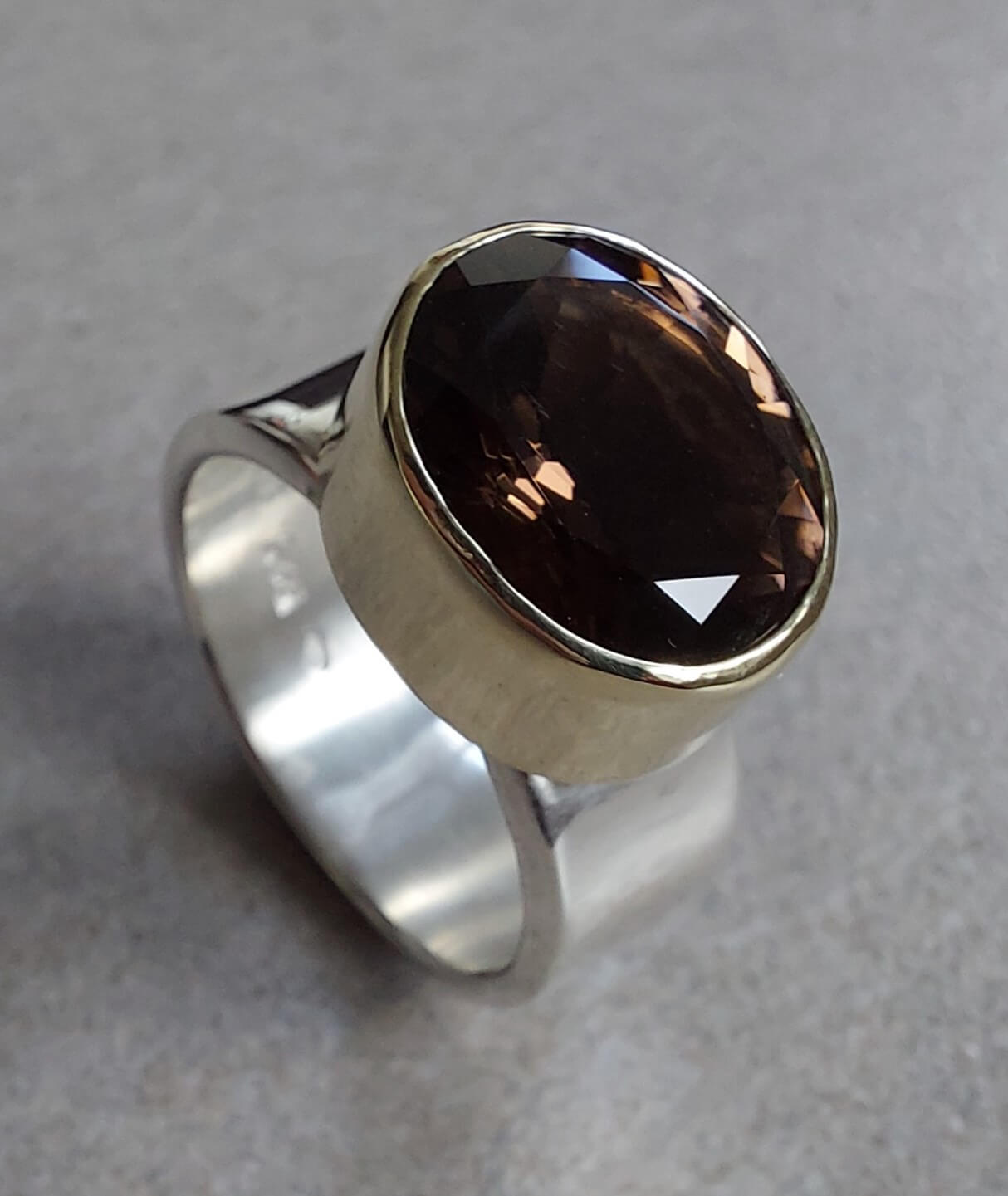 Zilveren op maat gemaakte amulet met rookkwarts en goud