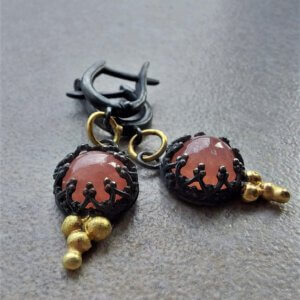 Geoxideerd zilveren oorhangers met rhodochrosiet en 14k gouden details