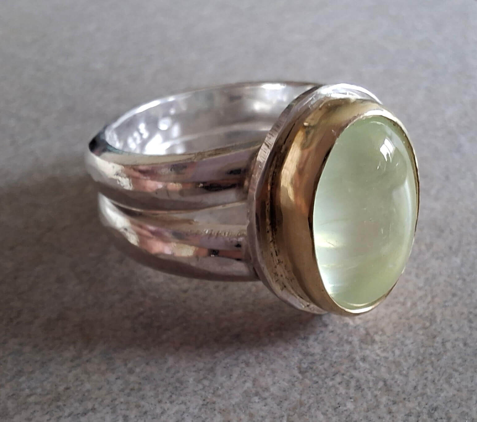 Zilveren ring met groene prehniet in 14kt goud, uniek ontwerp