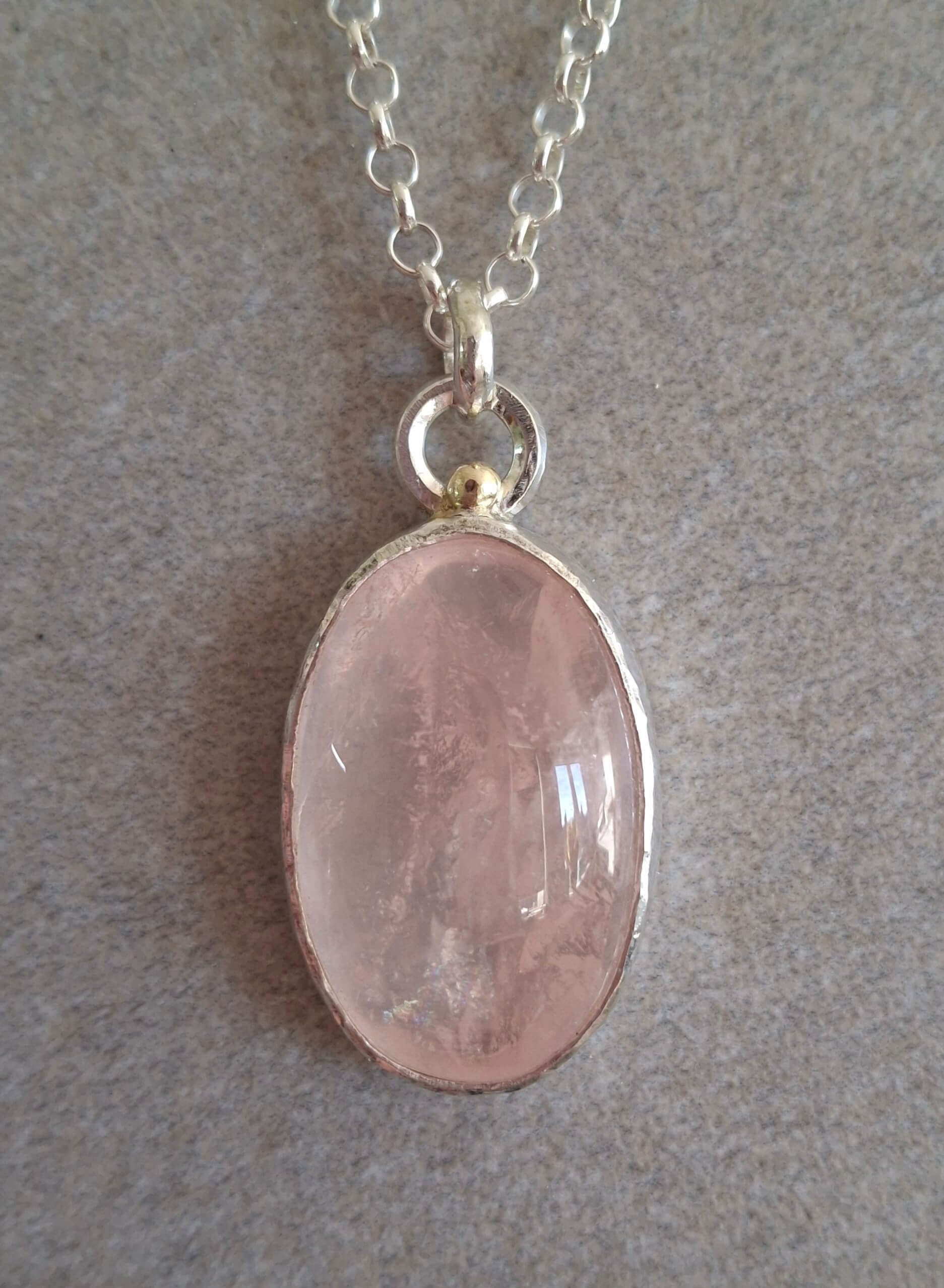 Chunky zilveren hanger met peervormige rozenkwarts en gouden accent