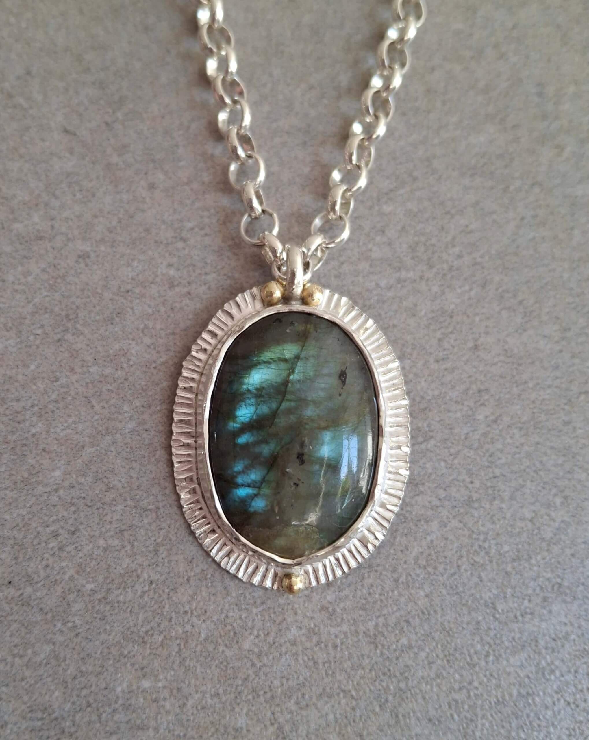 Zilveren rozenkwarts hanger met peervormige steen en gouden accent