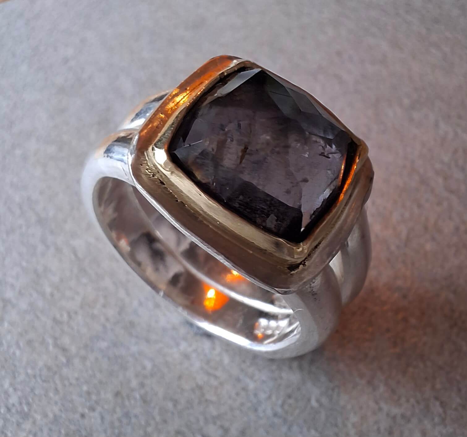 Zilveren rhodochrosiet ring met goud gezette steen, brede band